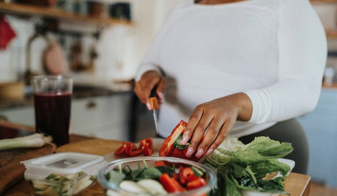 Woman building a sustainable summer routine with healthy meals, hydration, and light exercise for weight loss consistency